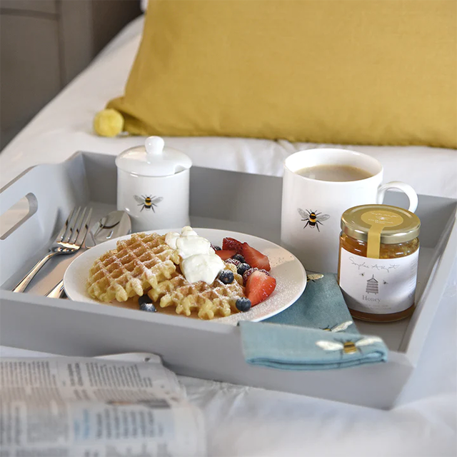 Sophie Allport Solo Bee Mug – 275ml Fine Bone China Mug with Bee Design Gift Boxed Breakfast Tray